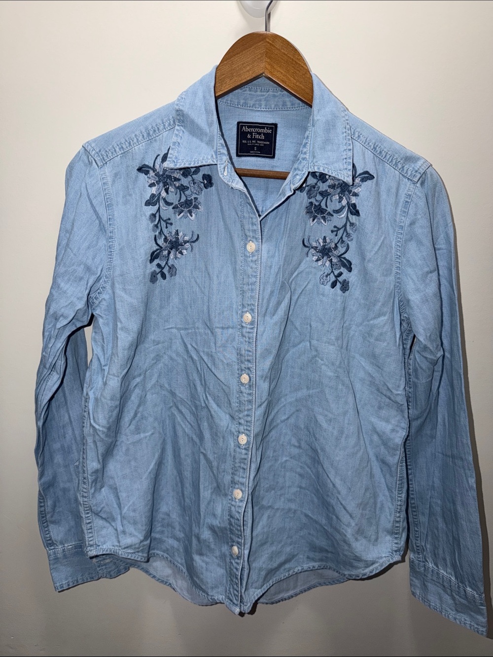 Y2K Abercrombie & Fitch Light Blue Embroidered Chambray Button-Up Size S 26x20